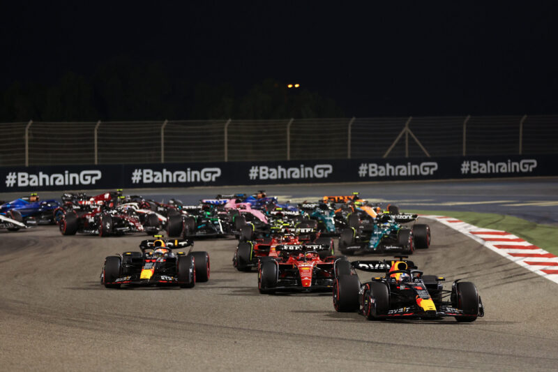 Max Verstappen začal tam, kde skončil. Red Bull zapisuje double, VC Bahrajnu nabídla i návrat legendy na stupně vítězů!