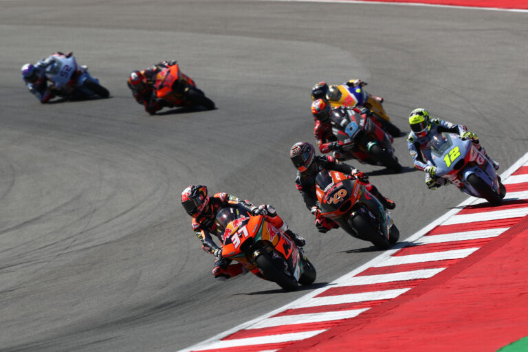 Napínavý duel v Moto2! Acosta porazil Arbolina a bere druhé vítězství sezóny, Salač pátý