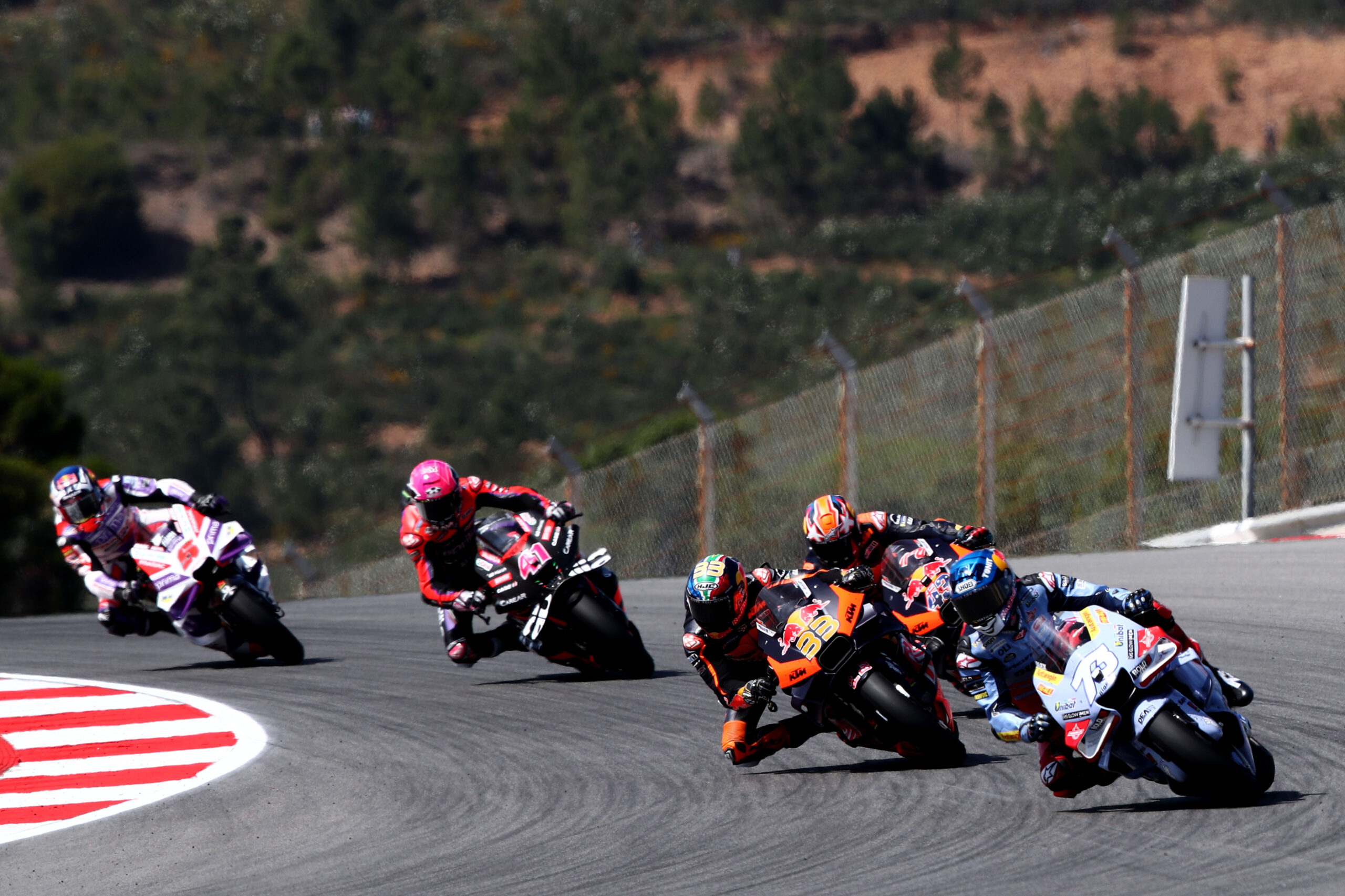 Aprilia opět na vrcholu! Aleix Espargaró triumfoval ve sprintu na domácí půdě, mistr světa Bagnaia zachránil v dramatickém průběhu druhé místo
