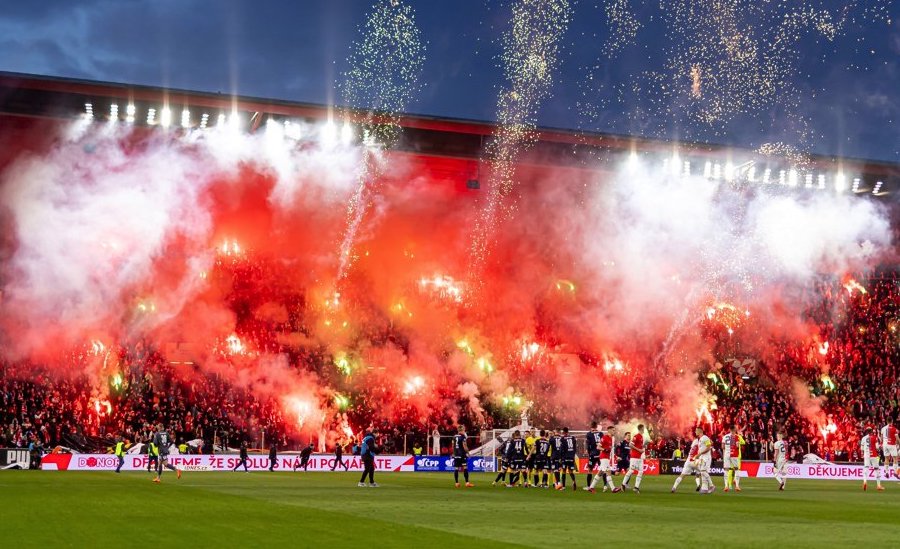 Slavia Plzeň, Fanoušci, Pyrotechnika, pyro, Tribuna Sever