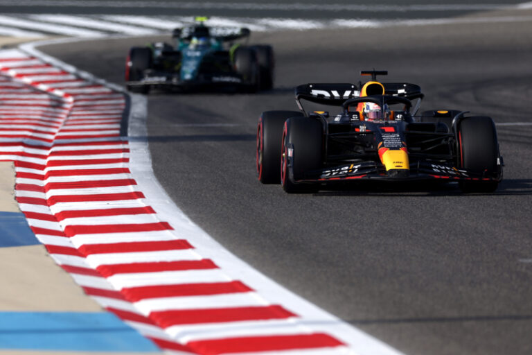 Red Bull pokračuje tam, kde loni skončil. Verstappen dominantním výkonem ovládl první kvalifikaci sezóny 2023