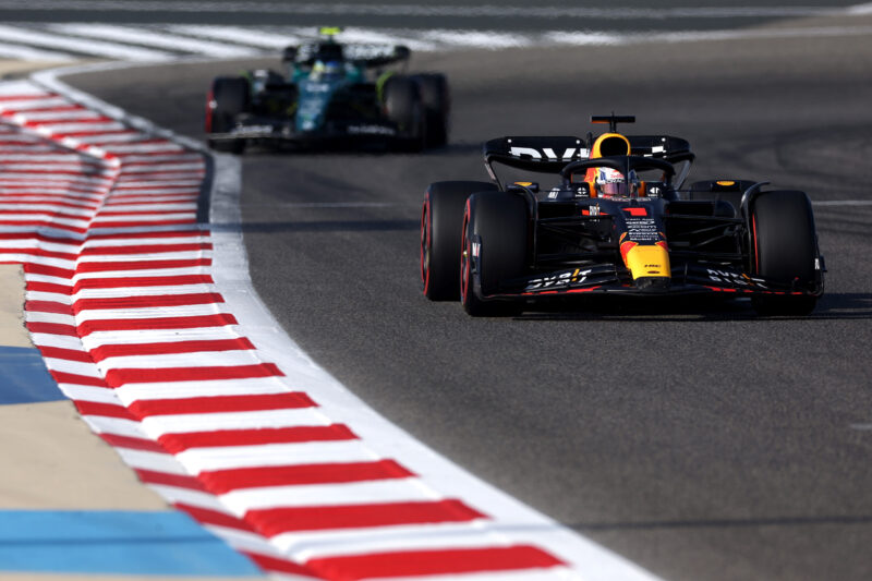 Red Bull pokračuje tam, kde loni skončil. Verstappen dominantním výkonem ovládl první kvalifikaci sezóny 2023
