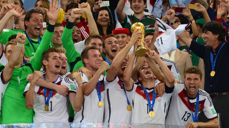 WM 2014 in Brasilien: Großes Desaster für Brasilien, Deutschland Gold, Schockergebnis in Basisgruppe