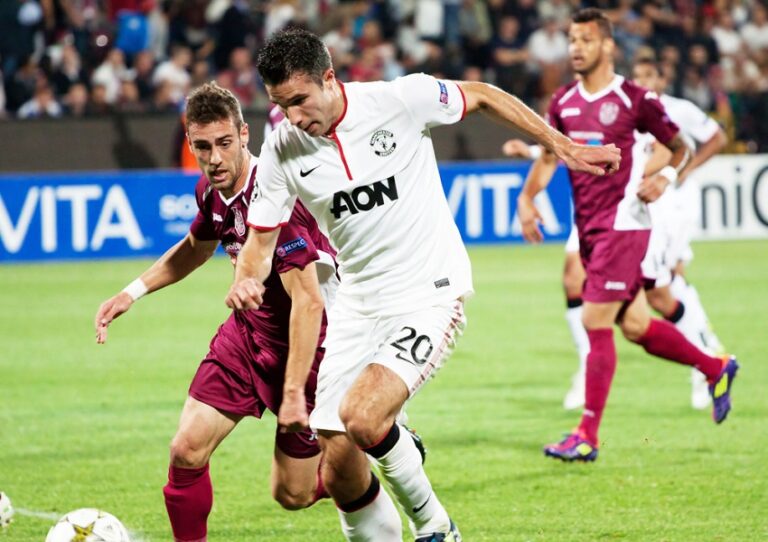 Nejlepší gól v historii Premier League? Před 10 lety se van Persie postaral o senzační trefu z voleje, Rooney v roli nahrávače
