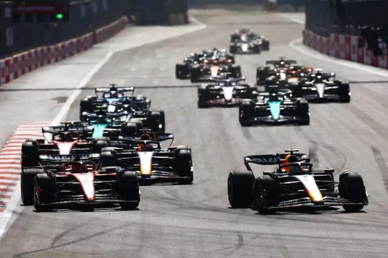 Red Bull si v Ázerbájdžánu dojel pro další double! Na pódiu také Leclerc, čtvrtý závod sezóny ovlivnil výjezd Safety caru