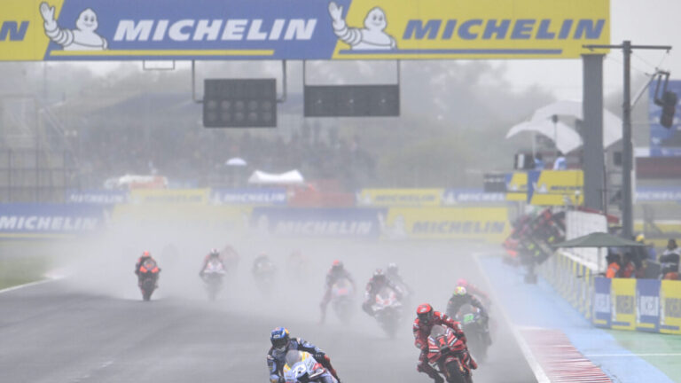 Marco Bezzecchi si na satelitní ducati podmanil mokrou VC Argentiny MotoGP! Úřadující mistr světa Bagnaia havaroval