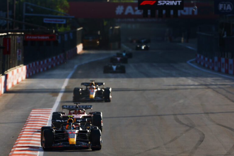 Red Bull drží neporazitelnost! V ulicích Baku vybojoval po napínavé bitvě vítězství ve sprintu Pérez