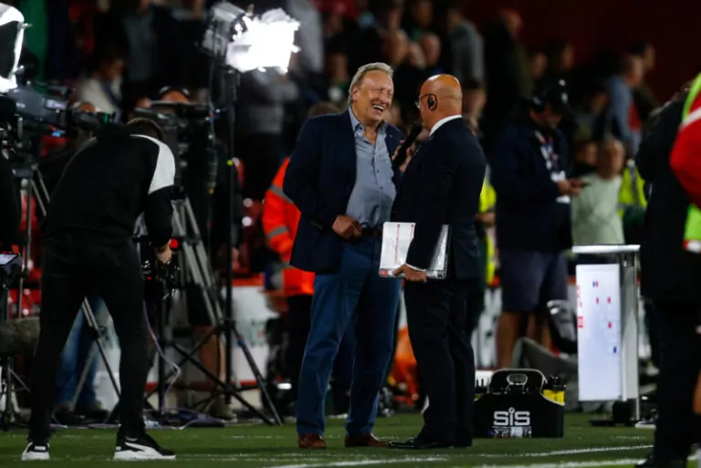 Jediný gól Dannyho Warda zachránil Huddersfield. Neil Warnock opět prokázal své umění při záchraně dalšího celku