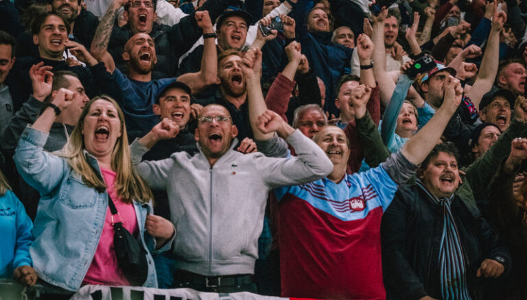 VIDEO: Hrdina jako z Pána prstenů! Ultras Alkmaaru chtěli napadnout rodiny hráčů, jediný fanoušek ale všechny zastavil