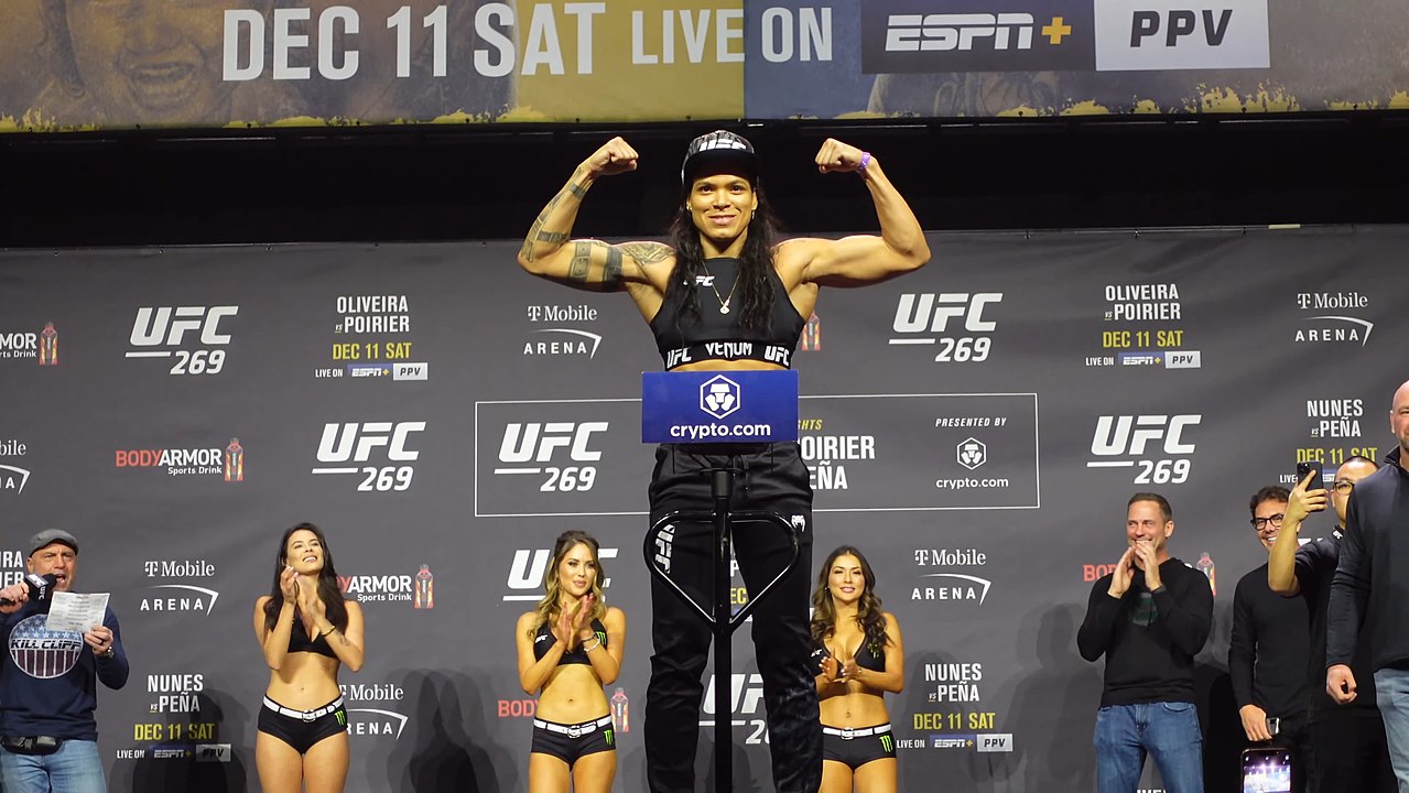 Konec velké éry. Nejlepší bojovnice všech dob se loučí s kariérou. V čem je Amanda Nunes výjimečná?