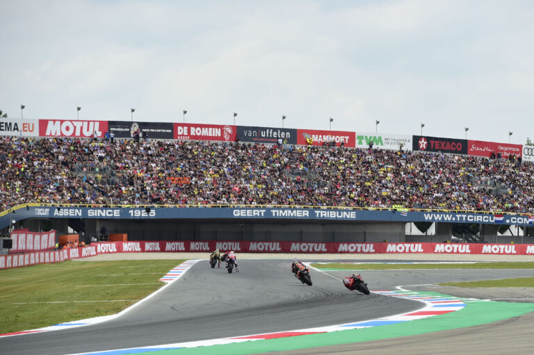 Nejslavnější závod MotoGP je na spadnutí! Několik zraněných jezdců nenastoupí do letošní TT Nizozemska. Kdo všechno je nahradí?