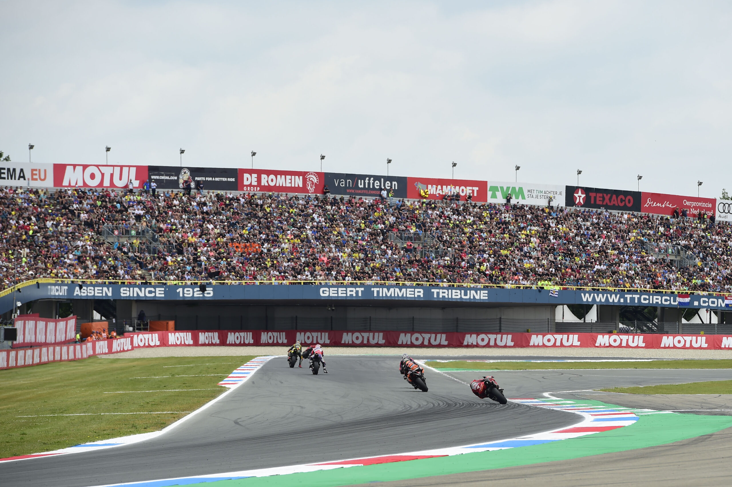 Nejslavnější závod MotoGP je na spadnutí! Několik zraněných jezdců nenastoupí do letošní TT Nizozemska. Kdo všechno je nahradí?