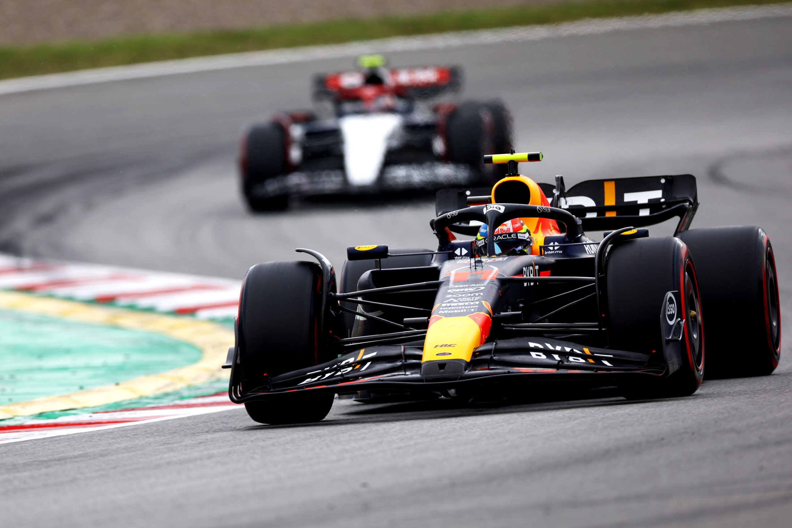 Kolize Mercedesů, trápení Leclerca a obrovský skok Mclarenu kupředu. Napínavou kvalifikaci VC Španělska ovládl Verstappen
