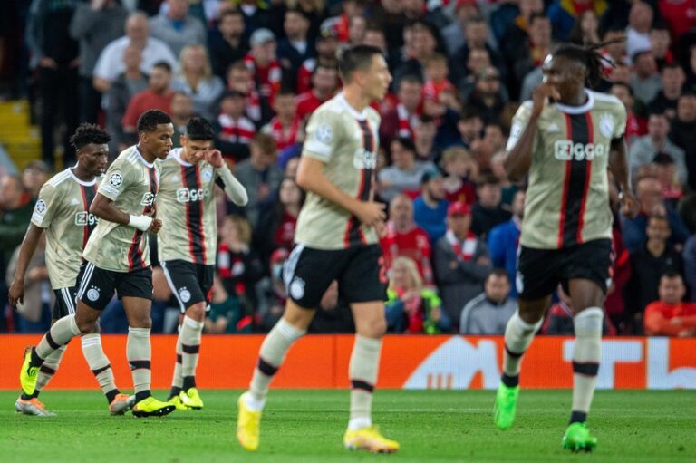 Ajax, Basilej a Lyon. Tři tradiční kluby, které se topí na dně tabulky svých lig. Co je příčinou aktuálního trápení?