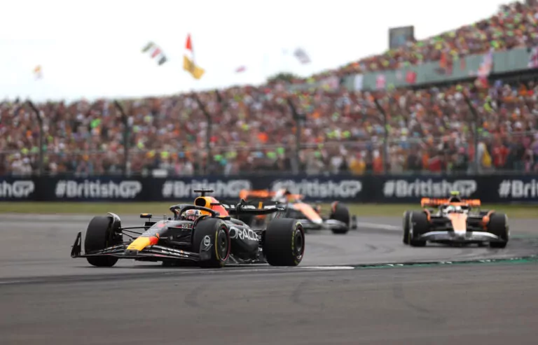 Šest v řadě! Verstappen po dalším bezchybném výkonu ovládl VC Británie. Na pódiu ho doplnili dva domácí závodníci
