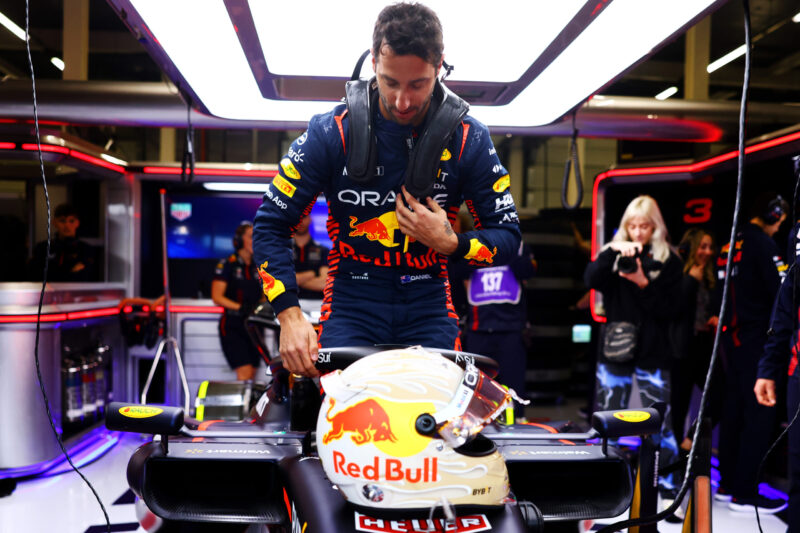 Daniel Ricciardo se vrací do F1! Ve stáji AlphaTauri nahradí De Vriese