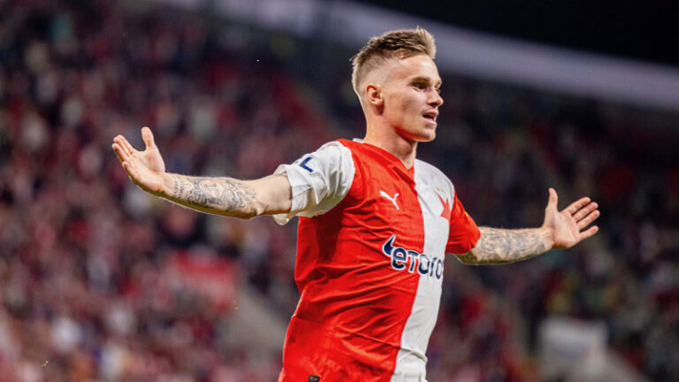 Zmatky ve Slavii! Nechtěný hráč nakonec v týmu Jindřicha Trpišovského zůstává. Dostane prostor na hřišti?