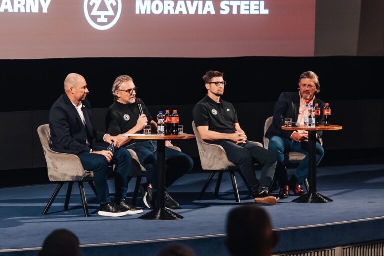 Tiskovka v netradičním stylu. Mluvilo se o útoku na Vsetín, ale také o Davidu Krejčím