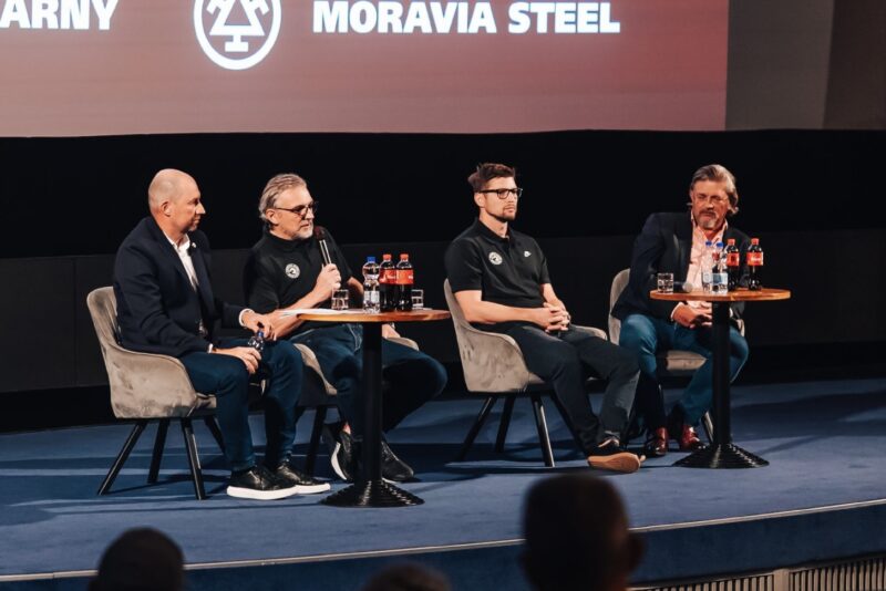 Tiskovka v netradičním stylu. Mluvilo se o útoku na Vsetín, ale také o Davidu Krejčím