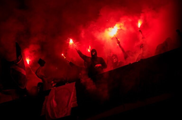 Šílenství ve 2. Bundeslize, při zápase Hannoveru se St. Pauli se fanoušci rvali s policií přímo na tribunách