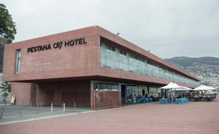Hotel Cristiana Ronalda v Marrákeši je volně přístupný lidem po velkém zemětřesení