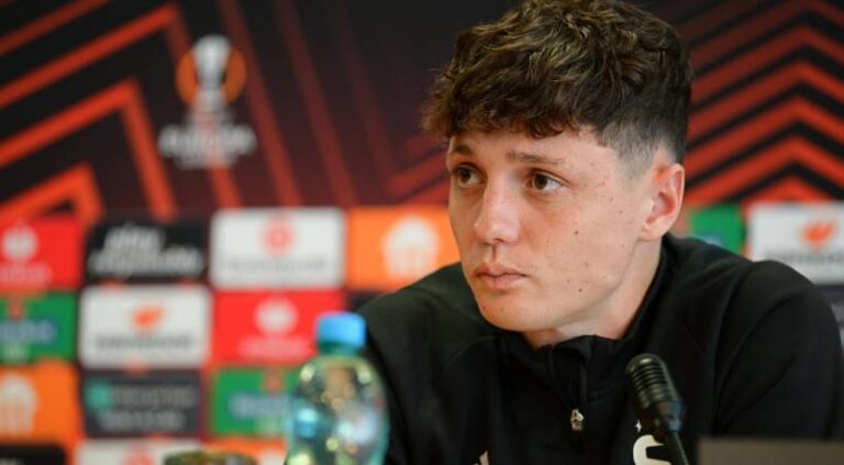 Ladislav Krejčí čelí kritice! Nesmí tolik přihrávat na brankáře, zlobil se po prohraném utkání trenér českého reprezentanta, který si navíc vstřelil vlastní gól
