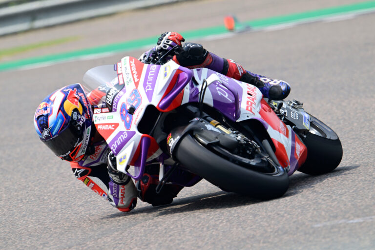 Velká premiéra v neznámých končinách! Jorge Martín bez obtíží ovládl několikrát odložený sprint MotoGP v Indii