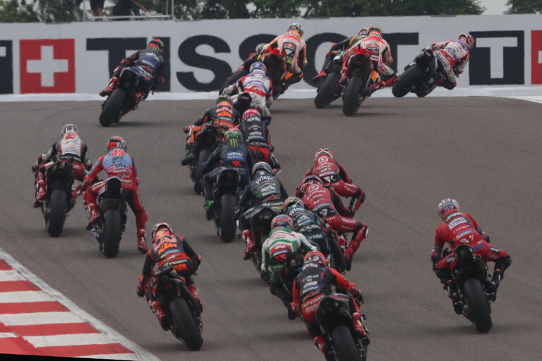 Šok v MotoGP! Lídr MS Bagnaia havaroval, souboj o titul nabral dramatické otáčky! Bezzecchi kraloval v Indii před Martínem