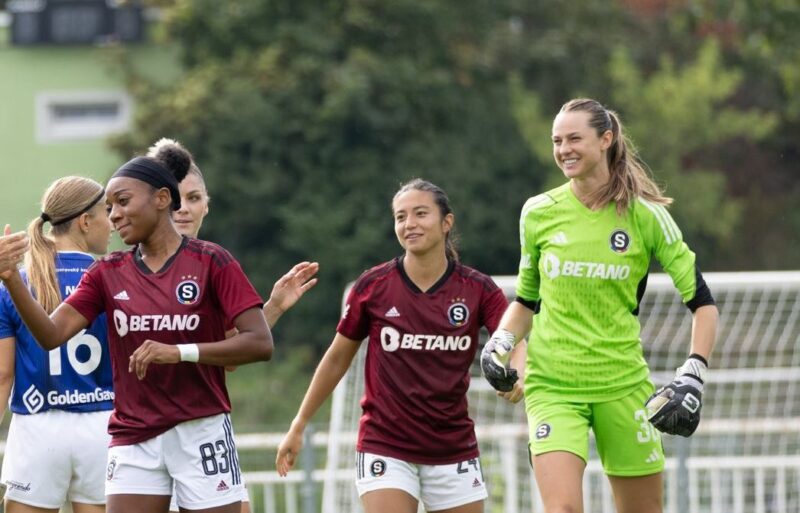 Ženský fotbal? Největší překážkou je dostat lidi na první zápas. Když přijdou, uvědomí si, že je to normální fotbal, říká útočnice Sparty Lauren Chang