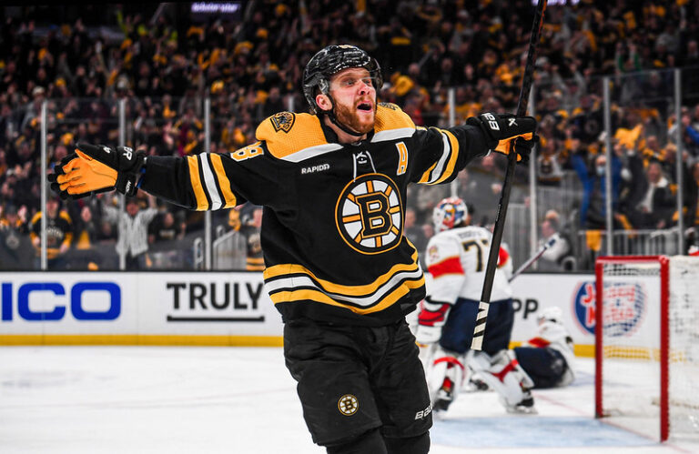 Dva duely v evropsky příznivém čase, Pastrňák jde ničit kalifornské soupeře, do akce jdou i další legionáři. Na co se o víkendu v NHL těšit?