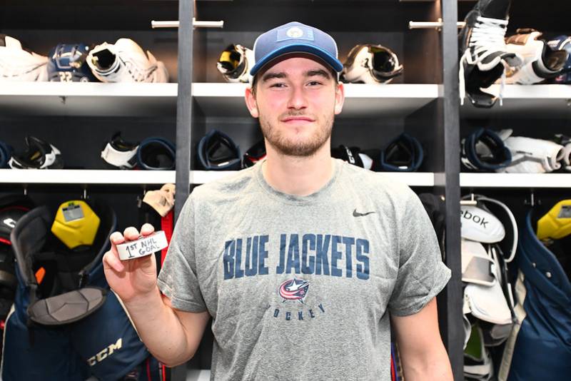 David Jiříček s pukem, kterým vstřelil svůj premiérový gól v NHL