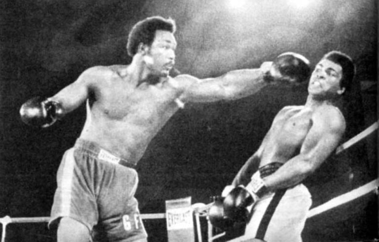 VIDEO: Říkali mi, že umíš praštit, vysmíval se před 49 lety Muhammad Ali obávanému ranaři. Poté mu dal ochutnat vlastní medicínu a poslal jej k zemi!