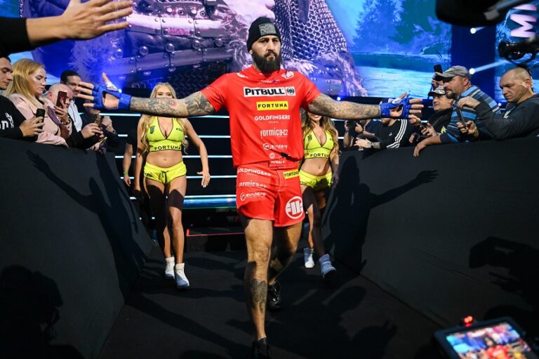 VIDEO: Nádhera! Michal Martínek po dvou prohrách v KSW vyhrál, soupeře ukončil ve druhém kole. Takto jej poslal k zemi