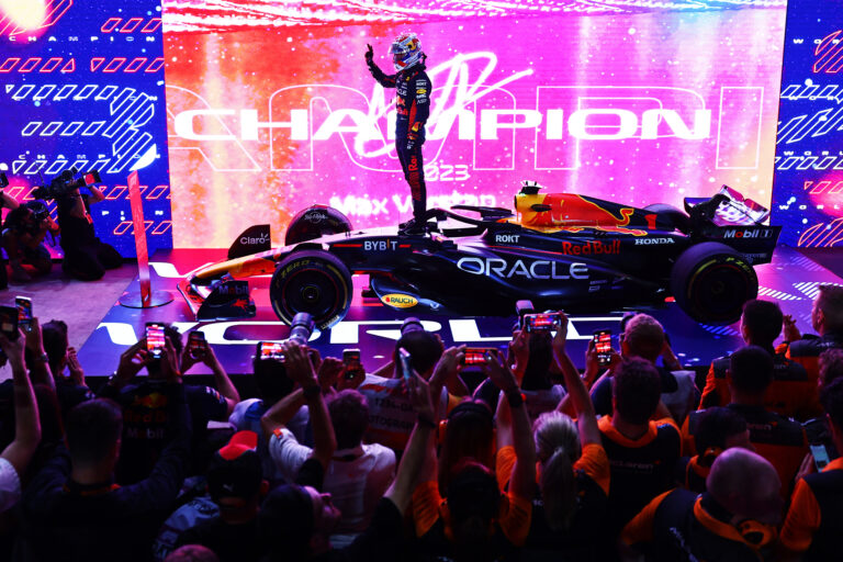 Max Verstappen potřetí mistrem světa Formule 1! Vzrušující sprint v Kataru se třemi safety cary ovládl Piastri