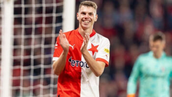 Nesportovní chování Douděry. Obránce Slavie si před penaltou záměrně zavazoval tkaničky na puntíku