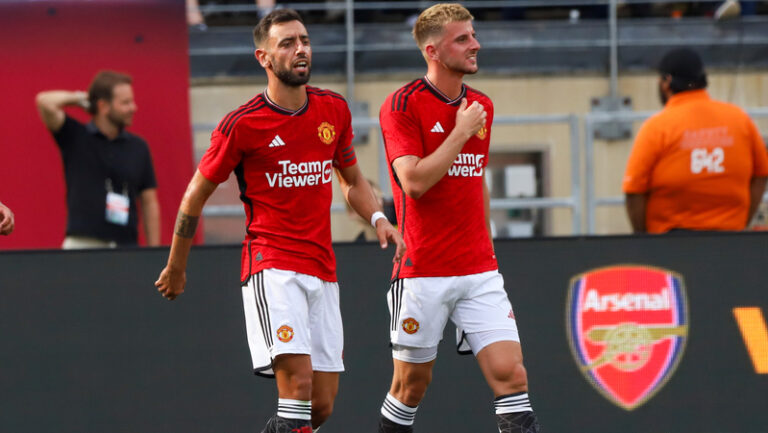 Hráči Manchesteru United si stěžují na příliš těsné dresy, raději hrají v replikách. Adidas hledá řešení