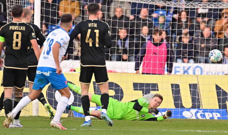 Baník v prvním poločase přehrává Spartu, velkou šanci ale Rigo nedal. Letenským sebral penaltu VAR