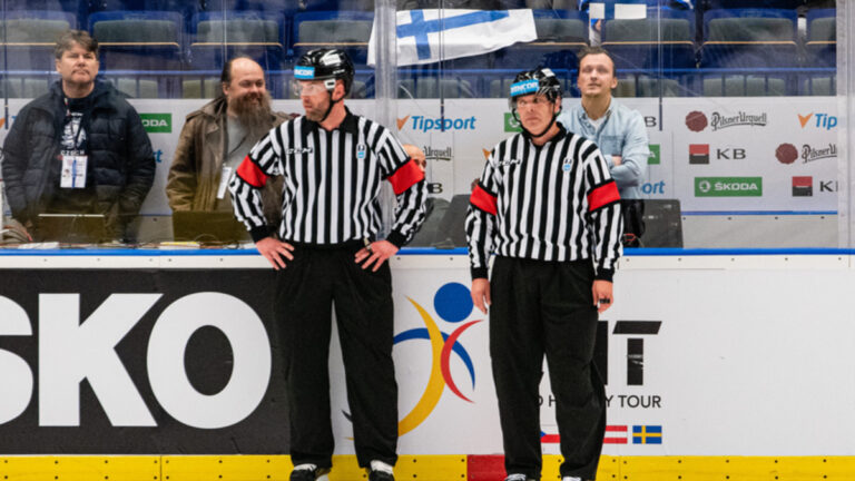 Rozhodčí v hokejovém utkání v Pardubicích chybovali. Oba mají pozastavenou činnost