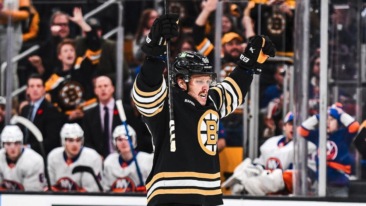 Čepice na led! David Pastrňák dal svůj první hattrick v sezóně. Dařilo se i Pavlu Zachovi
