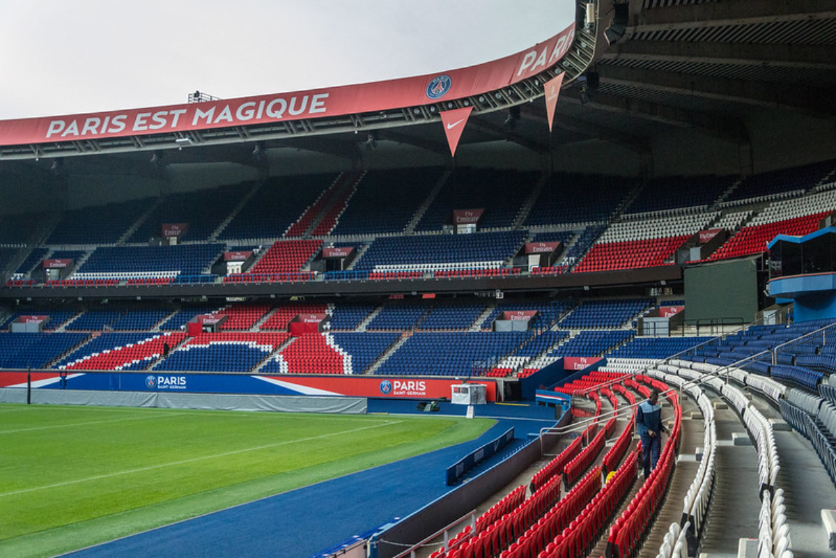 Stadion Bayernu pod půllitrem, v Paříži u Eiffelovky nebo obří orel. Jak by vypadaly stadiony podle AI?