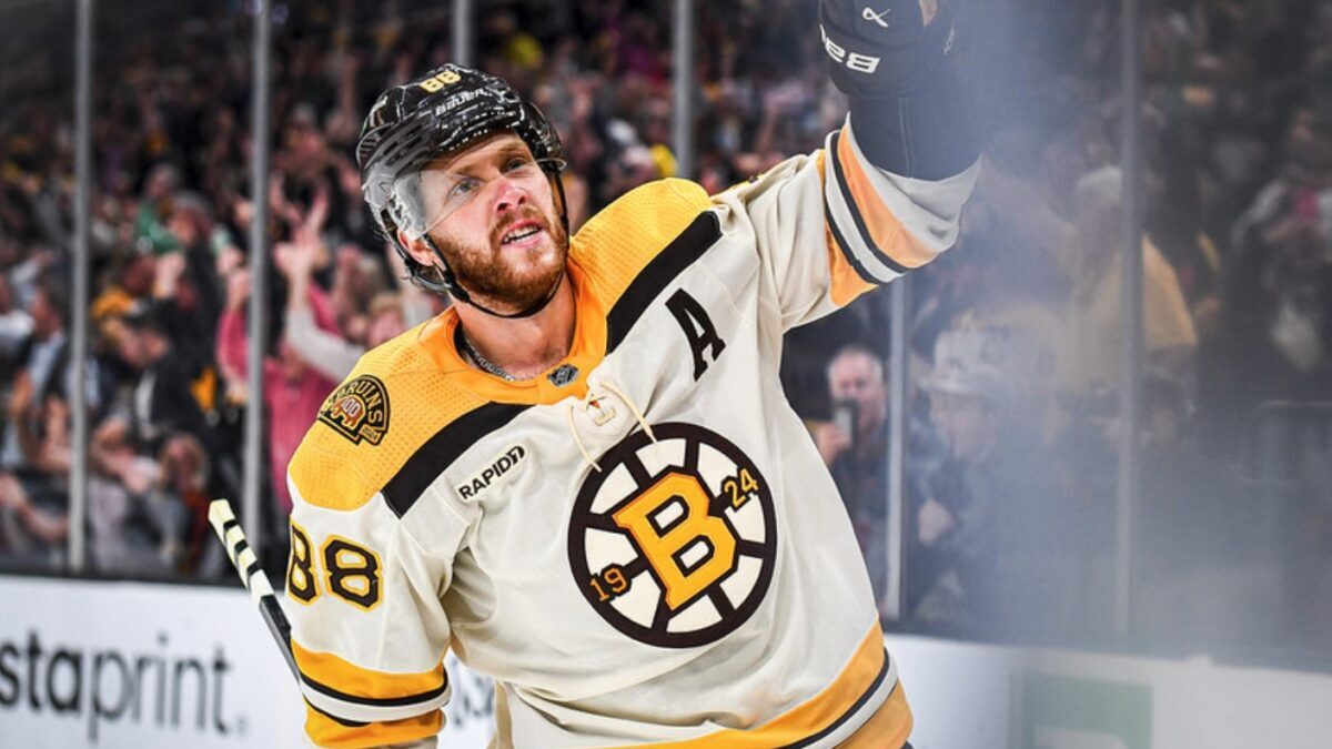 Pastrňák a jeho obdivuhodná bilance. Mezi nejlépe bodujícími hráči NHL je jediným, kdo si nezahraje play-off