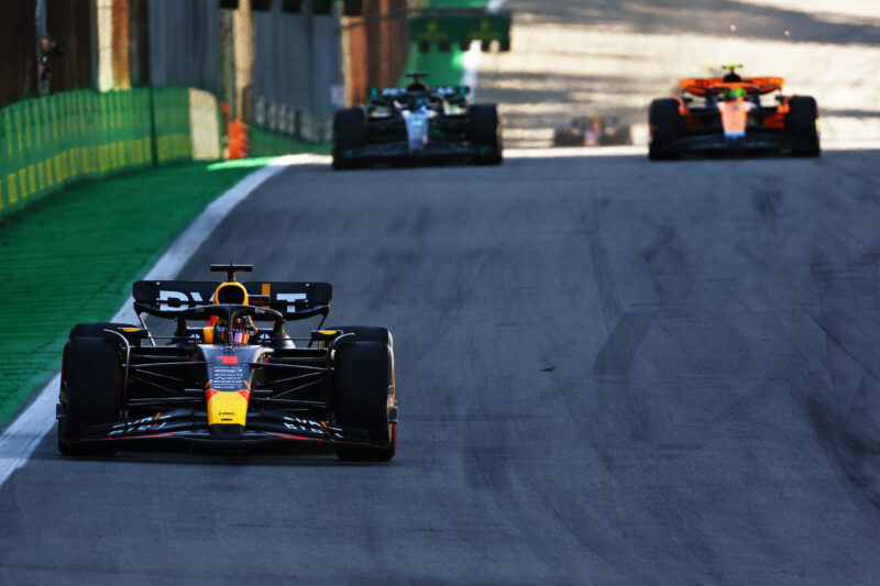 Red Bull koučoval Péreze během jeho bitvy s Alonsem. Co Mexičanovi poradil?