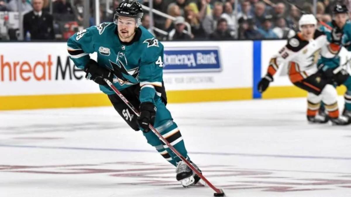 Benson vstřelil nádherný gól! Podívejte se, jak 18letý Kanaďan svou premiérovou trefou v NHL napodobil Hertla