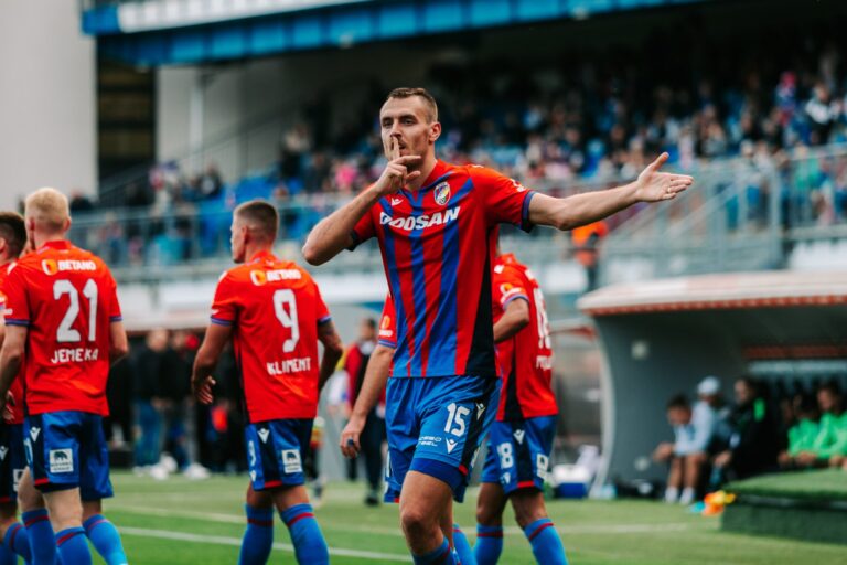 Slavia zvládla reparát s Římem na výbornou! Plzeň si zajistila postup do jarní fáze Konferenční ligy, v nastavení ji zachránil VAR