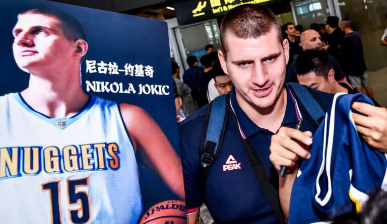 Dončič s Irvingem zařídili 70 body sedmou výhru Dallasu v řadě. Jokič již má triple-double proti všem týmům v NBA
