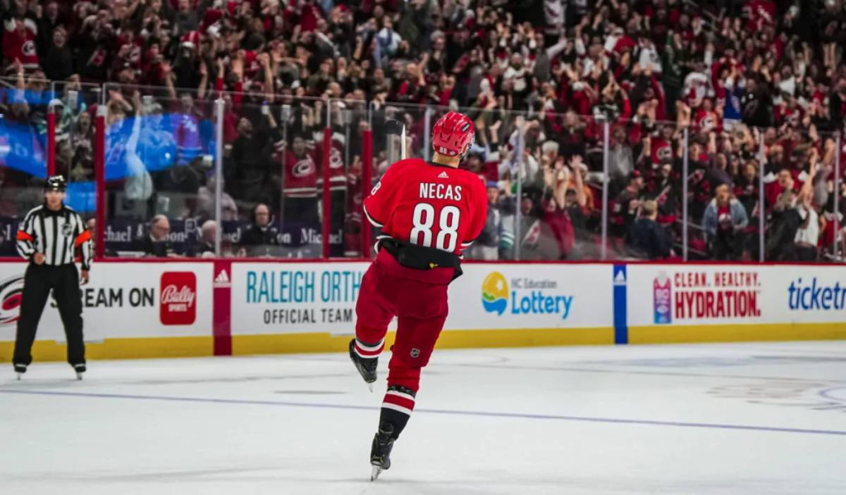 VIDEO: Parádní kombinace! Nečas přispěl k jasnému vítězství Hurricanes, do statistik se zapsali i Kämpf s Ruttou