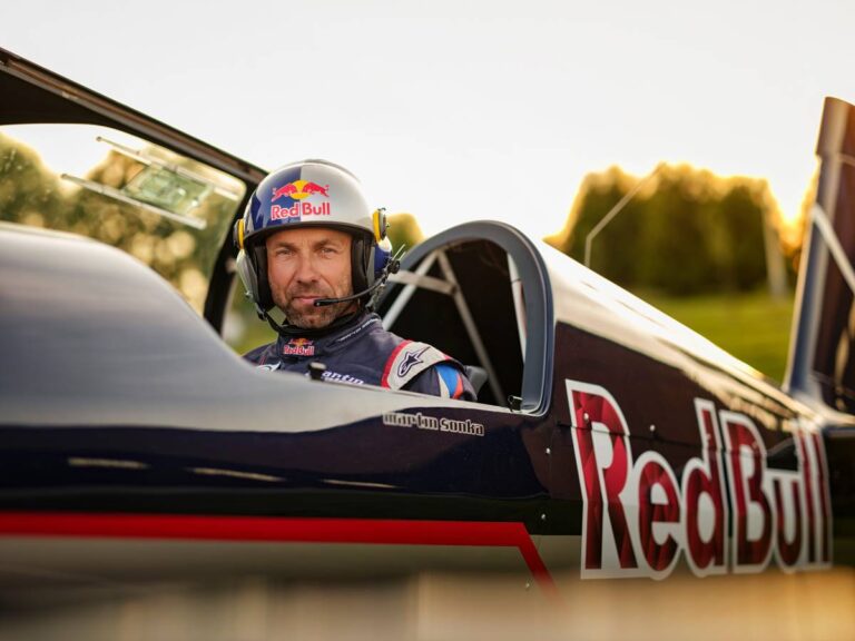 Red Bull Air Race stojí, Martin Šonka však létá dál. V případě nutnosti by šel bránit vlast