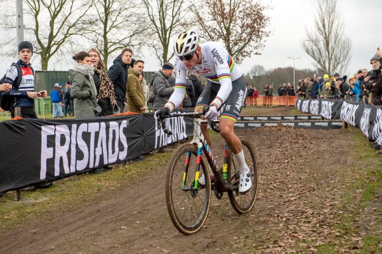 Mathieu van der Poel opět dominoval na monumentu Paříž-Roubaix
