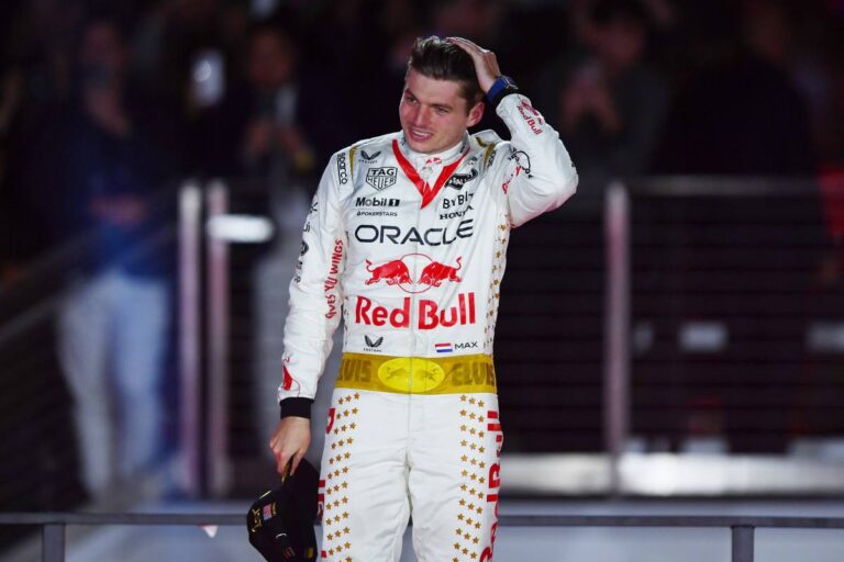 Max Verstappen byl pobaven zprávou o přestupu Lewise Hamiltona z Mercedesu do Ferrari, odhalil člen týmu Red Bull Helmut Marko