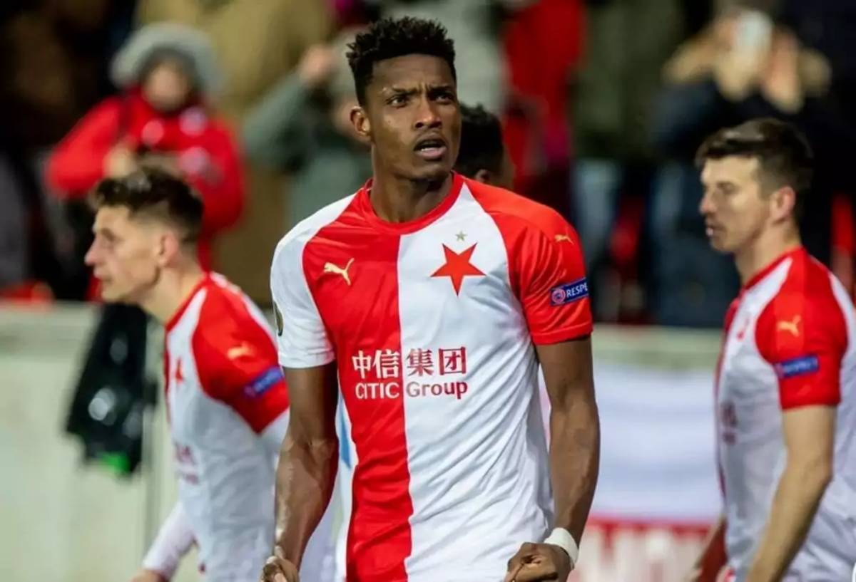 Další skandál v Turecku! Bývalý obránce Slavie na kolenou prosil prezidenta Istanbulsporu, zápas byl ale předčasně ukončen